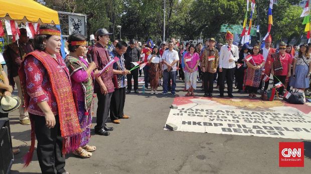 Jemaat GKI Yasmin dan HKBP Filadelfia Ibadah di Depan Istana