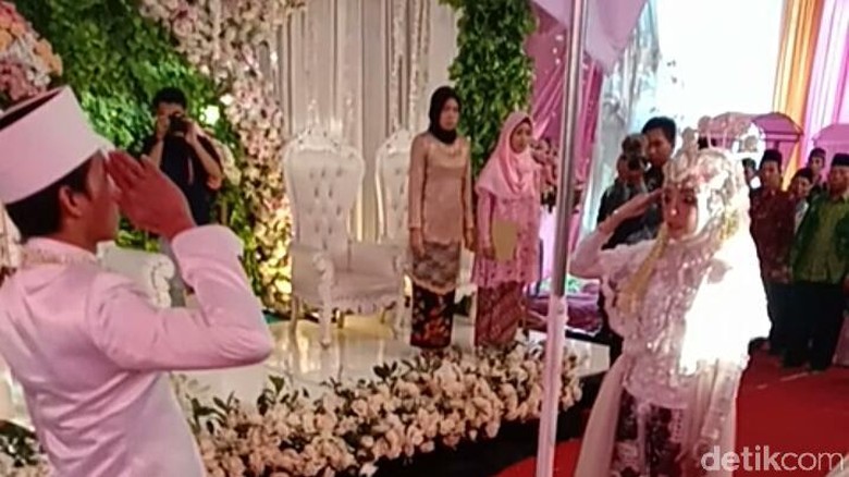 Pengantin Nasionalis! Upacara Bendera Dulu, Akad Nikah Kemudian Pengantin Nasionalis! Upacara Bendera Dulu, Akad Nikah Kemudian
