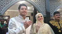 Usai melangsungkan ijab kabul, Roger dan Chika memamerkan cincin pernikahan keduanya. (Wano Dya/detikcom)