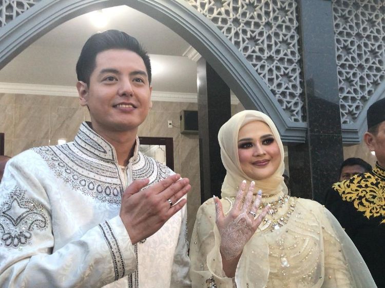 Senyum Bahagia Cut Meyriska dan Roger Danuarta Pamer Cincin