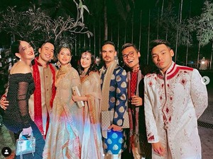 Cantik Berbaju India, Chelsea Islan Gandeng Rob Clinton