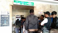 Pengunjung antre di lift menuju puncak Monas dan sebagian lagi menuju ke Ruang Kemerdekaan. Untuk membayar tiket harus dengan kartu elektronik Bank DKI. (Tasya/detikcom)