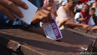 Surat suara kemudian dimasukan ke dalam kotak suara.