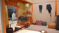 Sementara interior rumah dan desain pakaian diciptakan kembali ke detail terbaik. Pengunjung benar-benar tidak akan bosan memandang diorama yang disuguhkan.
