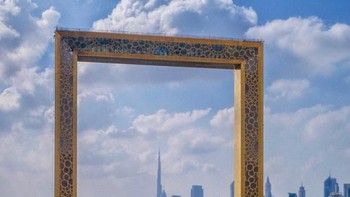 Dubai frame, pigura raksasa ini menjadi salah satu daya tarik utama kota Dubai, Uni Emirat Arab. Tinggi bangunan ini mencapai 150 meter. Di bagian atas bangunan adalah dek observasi besar dengan lantai kaca. Foto: via Brainberries