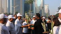 Dalam kesempatan itu, Anies juga menyerahkan tanaman Lidah Mertua ke perwakilan sekolah-sekolah di Jakarta. Tanaman tersebut dibagikan gratis. (Foto:dok Pemprov DKI)