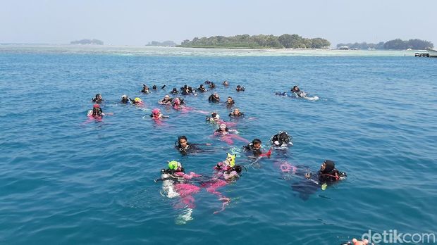 Lestarikan Lingkungan Laut, Bhayangkari Gelar Aksi Bersih-bersih Laut