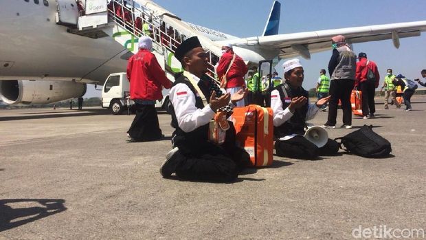 Jemaah haji kloter 1 Debarkasi Solo tiba di bandara Adi Soemarmo, Boyolali.