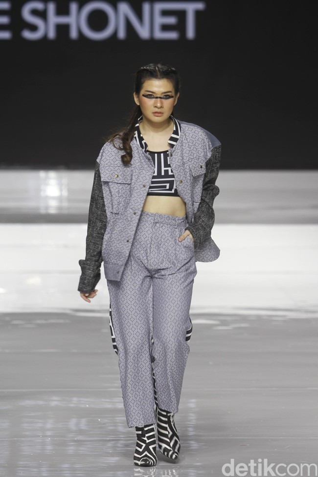 Tities Sapoetra memamerkan koleksi busana terbarunya di Jakarta Fashion & Food Festival (JFFF) 2019, Kelapa Gading, Jakarta, [Jumat 16/08/2019]. Koleksi Tities Sapoetra yang serba hitam - putih terinspirasi dari sebuah destinasi wisata labirin yang terletak di Malang, Jawa Timur. Foto: Mohammad Abduh/Wolipop