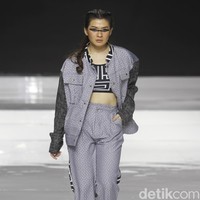 Tities Sapoetra memamerkan koleksi busana terbarunya di Jakarta Fashion & Food Festival (JFFF) 2019, Kelapa Gading, Jakarta, [Jumat 16/08/2019]. Koleksi Tities Sapoetra yang serba hitam - putih terinspirasi dari sebuah destinasi wisata labirin yang terletak di Malang, Jawa Timur. Foto: Mohammad Abduh/Wolipop