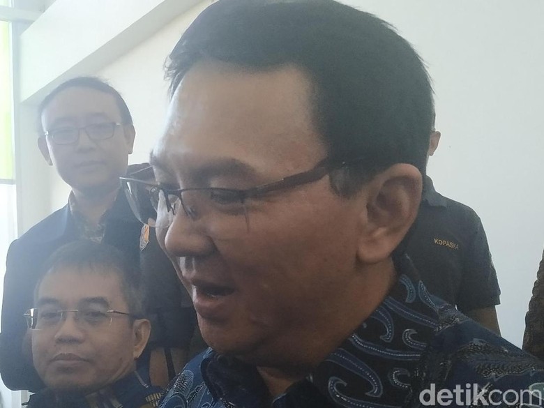 Ini Penjelasan Ahok Soal Orang yang Tidak Paham Lambang Salib Ini Penjelasan Ahok Soal Orang yang Tidak Paham Lambang Salib