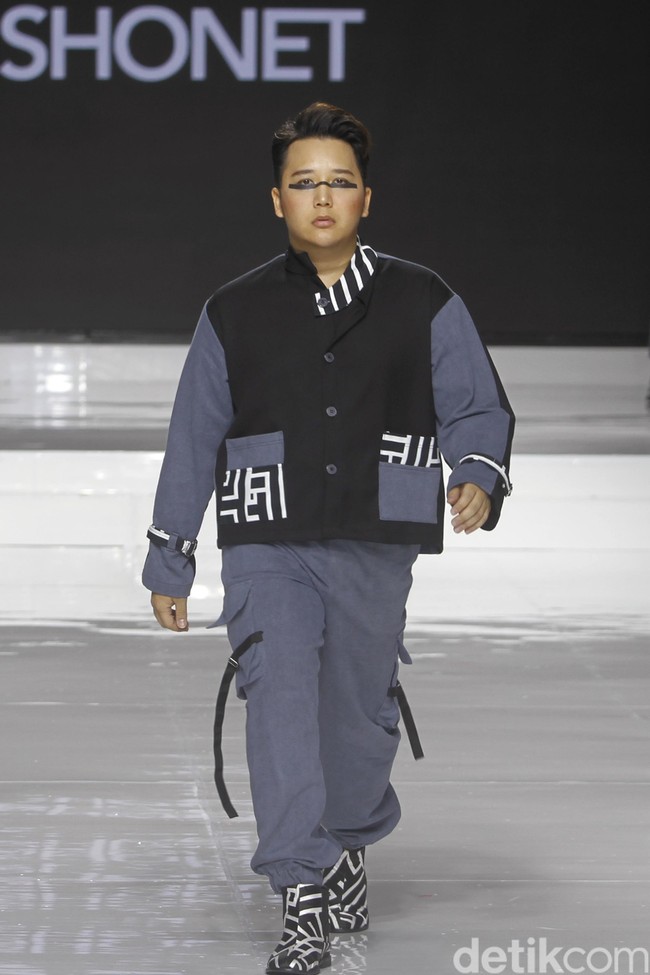 Tities Sapoetra memamerkan koleksi busana terbarunya di Jakarta Fashion & Food Festival (JFFF) 2019, Kelapa Gading, Jakarta, [Jumat 16/08/2019]. Koleksi Tities Sapoetra yang serba hitam - putih terinspirasi dari sebuah destinasi wisata labirin yang terletak di Malang, Jawa Timur. Foto: Mohammad Abduh/Wolipop