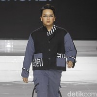 Tities Sapoetra memamerkan koleksi busana terbarunya di Jakarta Fashion & Food Festival (JFFF) 2019, Kelapa Gading, Jakarta, [Jumat 16/08/2019]. Koleksi Tities Sapoetra yang serba hitam - putih terinspirasi dari sebuah destinasi wisata labirin yang terletak di Malang, Jawa Timur. Foto: Mohammad Abduh/Wolipop