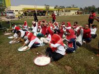 Lomba Tuang Tepung hingga Makan Biskuit, 5 Lomba Unik Ini Bikin Ngakak