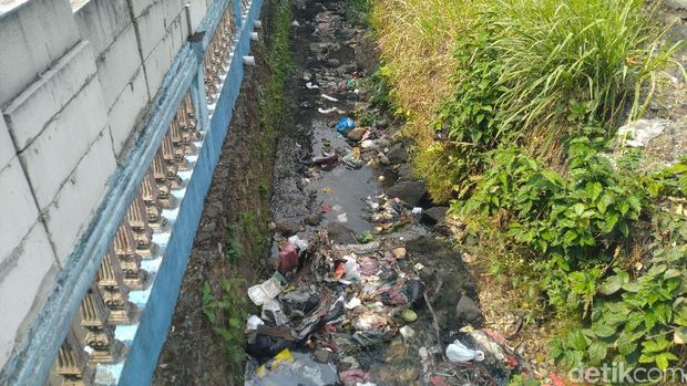 Duh! Kali Cibeureum di Kota Bogor Penuh Sampah Plastik