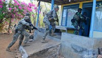 Para prajurit dari kedua negara itu menyerang musuh yang melakukan intimidasi terhadap warga.