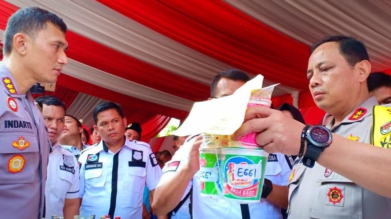 Polres Bekasi Tangkap 2 Kurir Penyelundup Ganja dalam Mi Instan ke LP Polres Bekasi Tangkap 2 Kurir Penyelundup Ganja dalam Mi Instan ke LP