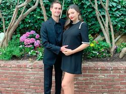 Kehamilan Supermodel Victoria Secret Istri Bos Teknologi