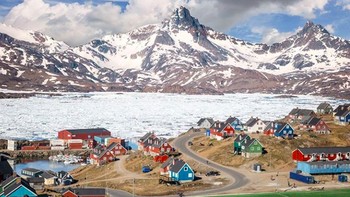 Begitu dinginnya udara mungkin membuat orang enggan pindah ke Greenland. Di awal abad ke-20, pertumbuhan populasinya praktis nol, menurut data Britannica. Saat ini, cuma ada 56 ribu orang tinggal di Greenland. Foto: Instagram