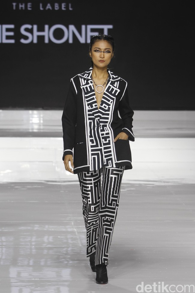 Tities Sapoetra memamerkan koleksi busana terbarunya di Jakarta Fashion & Food Festival (JFFF) 2019, Kelapa Gading, Jakarta, [Jumat 16/08/2019]. Koleksi Tities Sapoetra yang serba hitam - putih terinspirasi dari sebuah destinasi wisata labirin yang terletak di Malang, Jawa Timur. Foto: Mohammad Abduh/Wolipop