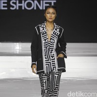 Tities Sapoetra memamerkan koleksi busana terbarunya di Jakarta Fashion & Food Festival (JFFF) 2019, Kelapa Gading, Jakarta, [Jumat 16/08/2019]. Koleksi Tities Sapoetra yang serba hitam - putih terinspirasi dari sebuah destinasi wisata labirin yang terletak di Malang, Jawa Timur. Foto: Mohammad Abduh/Wolipop