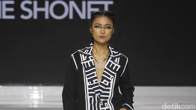 15 Koleksi Busana Terbaru Tities Sapoetra di JFFF 2019: Serba Hitam - Putih