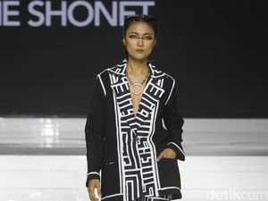 15 Koleksi Busana Terbaru Tities Sapoetra di JFFF 2019: Serba Hitam - Putih