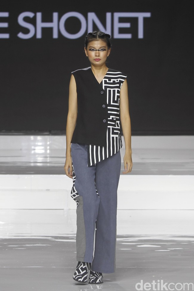Tities Sapoetra memamerkan koleksi busana terbarunya di Jakarta Fashion & Food Festival (JFFF) 2019, Kelapa Gading, Jakarta, [Jumat 16/08/2019]. Koleksi Tities Sapoetra yang serba hitam - putih terinspirasi dari sebuah destinasi wisata labirin yang terletak di Malang, Jawa Timur. Foto: Mohammad Abduh/Wolipop