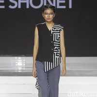 Tities Sapoetra memamerkan koleksi busana terbarunya di Jakarta Fashion & Food Festival (JFFF) 2019, Kelapa Gading, Jakarta, [Jumat 16/08/2019]. Koleksi Tities Sapoetra yang serba hitam - putih terinspirasi dari sebuah destinasi wisata labirin yang terletak di Malang, Jawa Timur. Foto: Mohammad Abduh/Wolipop