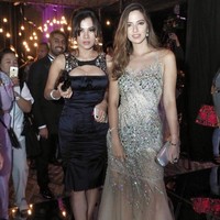 Menetap di Los Angeles, Adinda Bakrie sesekali kembali ke Indonesia. Seperti yang dilakukannya baru-baru ini, Adinda pulang ke Tanah Air dan hadir di pesta pernikahan paling mewah tahun ini yaitu pernikahan putra Raam Punjabi yang digelar empat hari empat malam di Bali. Adinda tampak berpose bersama Nia Ramadhani, istri dari sepupunya Ardi Bakrie. Foto: Instagram @adindabakrie