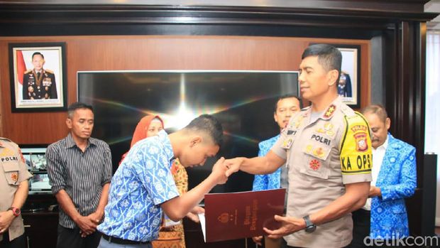 Bantu Aiptu Erwin, Siswa SMK di Cianjur Dapat Penghargaan Kapolda Jabar