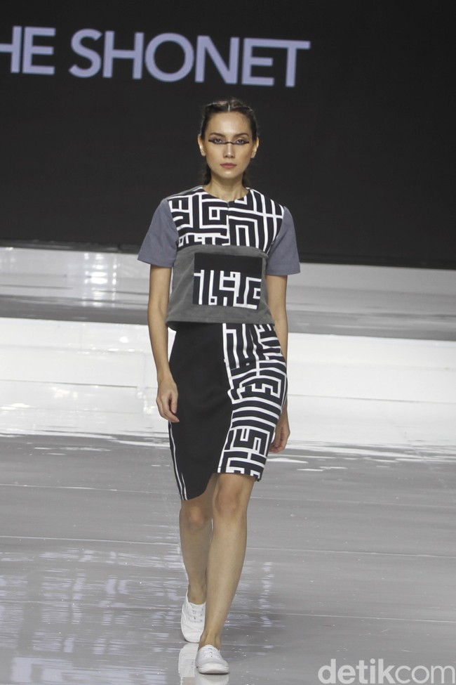 Tities Sapoetra memamerkan koleksi busana terbarunya di Jakarta Fashion & Food Festival (JFFF) 2019, Kelapa Gading, Jakarta, [Jumat 16/08/2019]. Koleksi Tities Sapoetra yang serba hitam - putih terinspirasi dari sebuah destinasi wisata labirin yang terletak di Malang, Jawa Timur. Foto: Mohammad Abduh/Wolipop