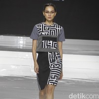 Tities Sapoetra memamerkan koleksi busana terbarunya di Jakarta Fashion & Food Festival (JFFF) 2019, Kelapa Gading, Jakarta, [Jumat 16/08/2019]. Koleksi Tities Sapoetra yang serba hitam - putih terinspirasi dari sebuah destinasi wisata labirin yang terletak di Malang, Jawa Timur. Foto: Mohammad Abduh/Wolipop