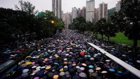 Lebih dari 100.000 warga Hong Kong kembali turun ke jalan pada Minggu (18/8/2019) di tengah hujan lebat dan peringatan keras dari China. Aly Song/Reuters.