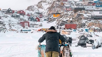 Hanya 20% dari seluruh luas Greenland ditinggali oleh manusia. Jalanan di sana pun tidak tersambung antar kota. Maka untuk bepergian ke area lain, direkomendasikan untuk memakai pesawat, helikopter atau perahu. Foto: Instagram