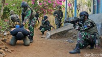Dalam aksinya, Para prajurit berhasil melumpuhkan musuh di sebuah rumah yang menjadi sarang musuh bersembunyi. 
