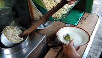 Mie kopyok atau mie kocok merupakan menu sarapan khas Semarang dan beberapa kota di sekitarnya. Dijajakan dengan gerobak. Isiannya hanya lontong, mie, tauge dengan sambal kecap bawang serta kerupuk karak. Foto : Instagram @rillia_rully