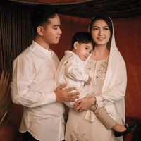 Lagi-lagi bocah tiga tahun itu tampil dengan sepatu Gucci saat pemotretan bersama Gibran dan Selvi. Sepatu Gucci polos model loafer itu dibanderol US$395 atau sekitar Rp 5 jutaan. Foto: Foto: Instagram/Diera Bachir Photography