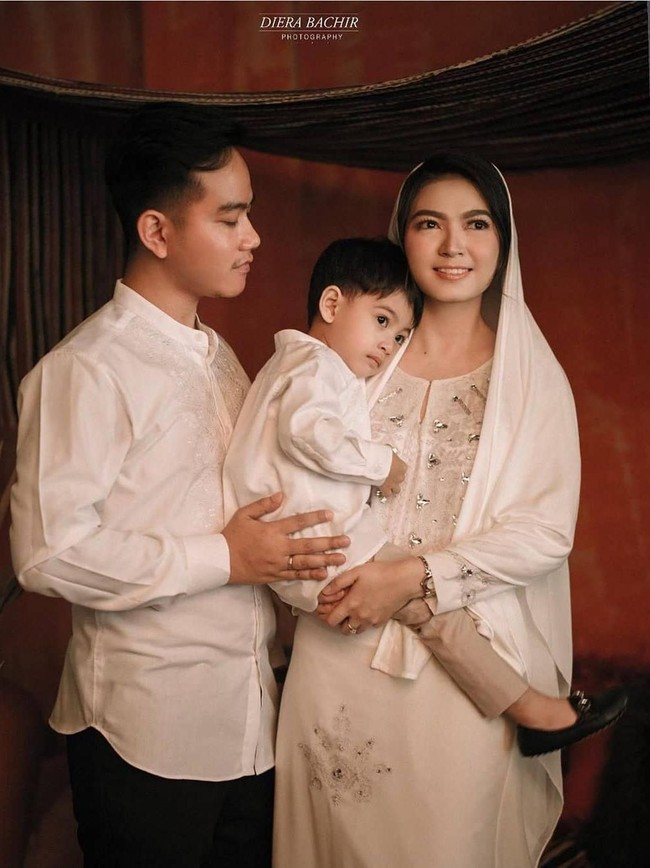 Lagi-lagi bocah tiga tahun itu tampil dengan sepatu Gucci saat pemotretan bersama Gibran dan Selvi. Sepatu Gucci polos model loafer itu dibanderol US$395 atau sekitar Rp 5 jutaan. Foto: Foto: Instagram/Diera Bachir Photography