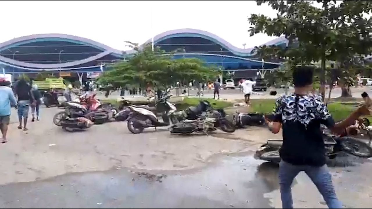 Kekecewaan massa terhadap tindak persekusi terhadap mahasiswa asal Papua dan Papua Barat di beberapa kota di Pulau Jawa meluas hingga ke Kota Sorong, Papua Barat. Massa merusak fasilitas publik di Bandara Domine Eduard Osok (DEO).
