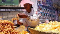 Kebanyakan makanan kaki lima di Madagaskar ini jenisnya gorengan. Dibuat dari campuran singkong, tepung, beras, hingga jagung. Foto: Istimewa
