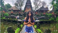 Liburannya di Bali (adindabakrie/Instagram)  