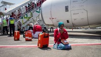 Jemaah haji melakukan sujud syukur setibanya di Bandara Adi Soemarmo, Boyolali, Jawa Tengah, Minggu (18/8/2019). Sebanyak 360 haji kloter pertama asal Kabupaten Sukoharjo kembali ke tanah air. Antara Foto/Mohammad Ayudha.