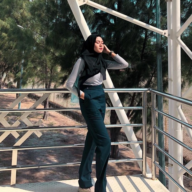 Saya kagum sebab kecil-kecil sudah berani memberi saya surat dan pandai menulis pantun. Mula-mula saya terkejut, tapi setelah baca surat itu saya tertawa tanpa henti, kata Zulaikha. Foto: Instagram @zulayqhakifle