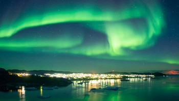 Penampakan spektakuler cahaya aurora di atas Greenland yang menjadi salah satu atraksi wisata. Foto: Instagram