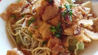  Ini tampilan mie kopyok pak Dhuwur yang terkenal legendaris. Mie kuning lidi, dipadu tahu goreng, potongan lontong lembut dan kuahnya dibumbui cabai wait dan kecap manis. Foto : Instagram @robbytanara