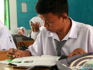 Cerita Remaja Hairil Pedagang Asongan yang Viral karena Hormat Bendera