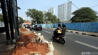 Sejumlah karung-karung yang berisi tanah bekas galian pun kian mengganggu pengguna jalan.
