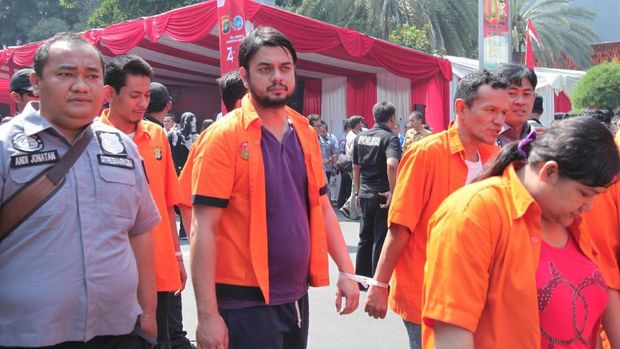 Rio Reifan saat digiring polisi bersama tahanan lainnya.