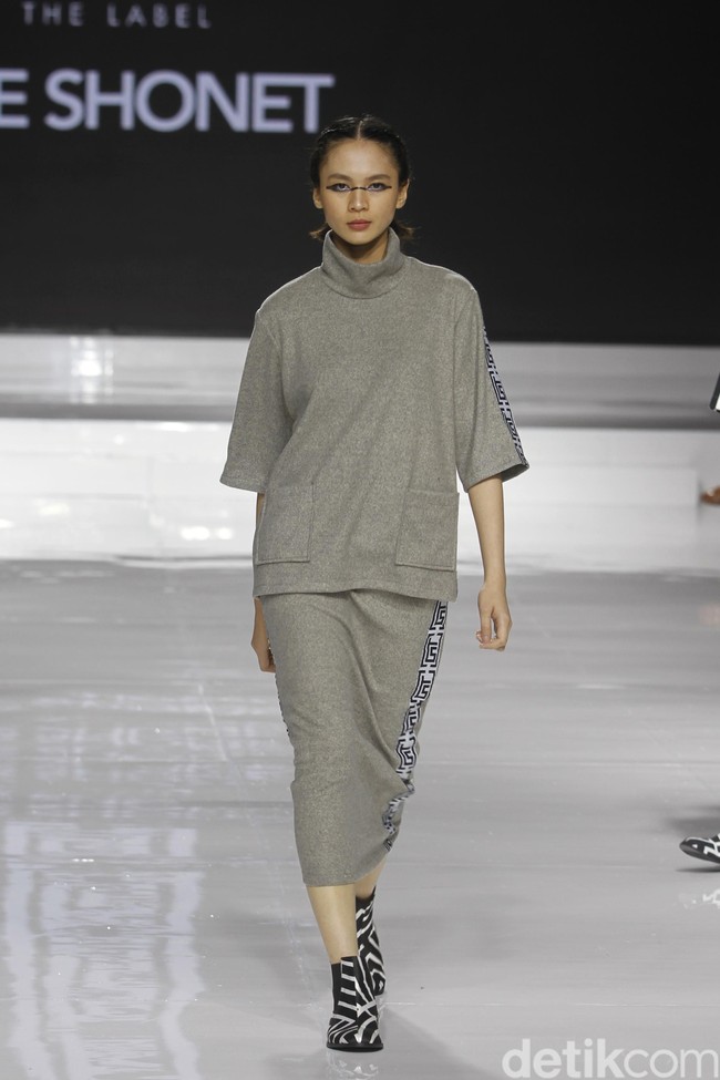 Tities Sapoetra memamerkan koleksi busana terbarunya di Jakarta Fashion & Food Festival (JFFF) 2019, Kelapa Gading, Jakarta, [Jumat 16/08/2019]. Koleksi Tities Sapoetra yang serba hitam - putih terinspirasi dari sebuah destinasi wisata labirin yang terletak di Malang, Jawa Timur. Foto: Mohammad Abduh/Wolipop